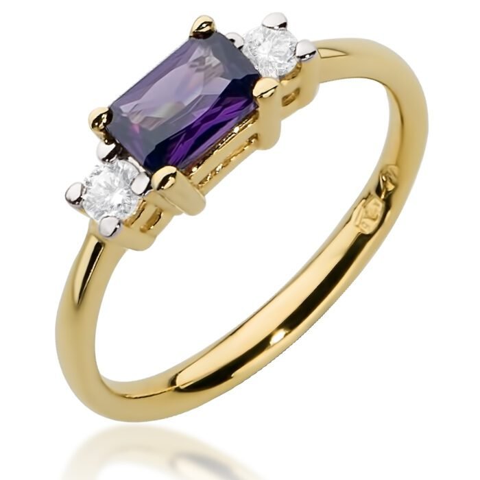 Złoty pierścionek z prostokątnym fioletowym kamieniem i cyrkoniami