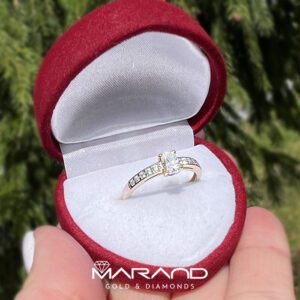 Złoty pierścionek zaręczynowy z owalną cyrkonią i cyrkoniami