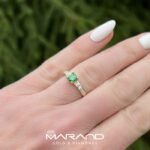 Złoty pierścionek zaręczynowy z zieloną cyrkonią