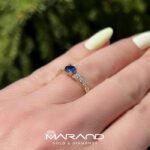 złoty pierścionek zaręczynowy z niebieska cyrkonią