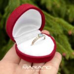 Złoty pierścionek zaręczynowy z błękitną cyrkonią
