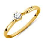 Złoty pierścionek zaręczynowy
